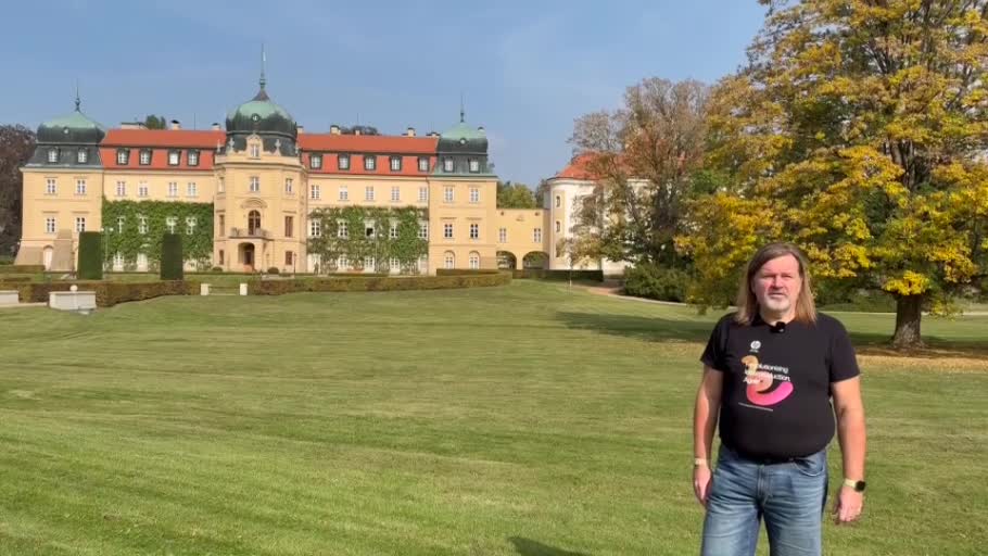 Martin Bělík ve videopozvánce před zámkem